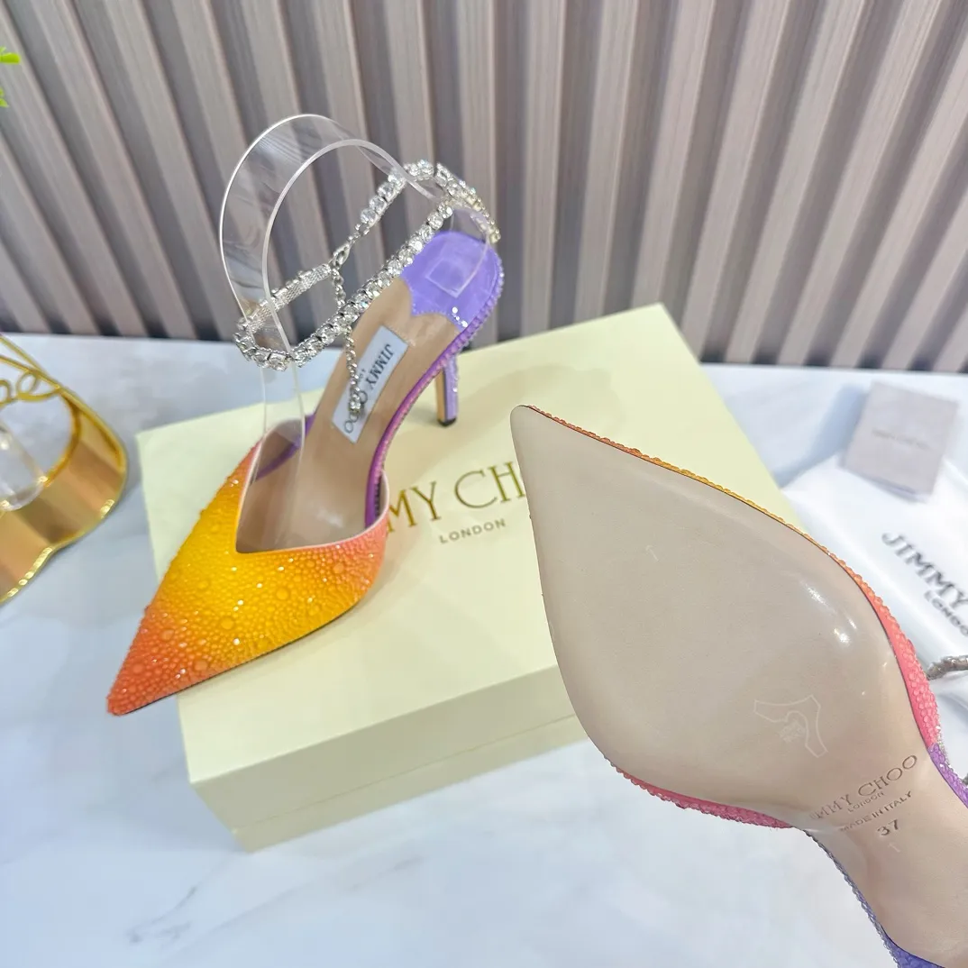 👟👟Ex-factory price 720👟👟 JIMMY CHOO (Jimmy CHOO) 💝💝💝 is a very comprehensive and noble fashion lifestyle brand. It has a series of women's high-heeled, medium-heeled, flat-heeled sandals with the same strap from major fashion bloggers and celebrities in Hong Kong and the United States.  The Australian pointed toe, round toe and square toe series are simply beautiful. Fall in love with elegance and playful sense of the future. Just by looking at them, you want to own them immediately, but you can really think about a pair of exquisite high heels~~~~~~~~~~~~~~~~~ 💝This series is specially designed for extraordinary and indifferent ladies, thus creating a unique overall effect, Jimmy Choo Design products that inspire women to move forward and show their charm💝💝💝 1⃣️Material: Imported silk hot diamond 2⃣️Inner: Imported Italian lambskin, super soft and delicate 3⃣️Outsole: Imported Italian original original color genuine leather outsole Heel height 10.cm (8.5/6.5cm can be made) 4⃣️Code number: 35-39 (34.40.41.42 customized)